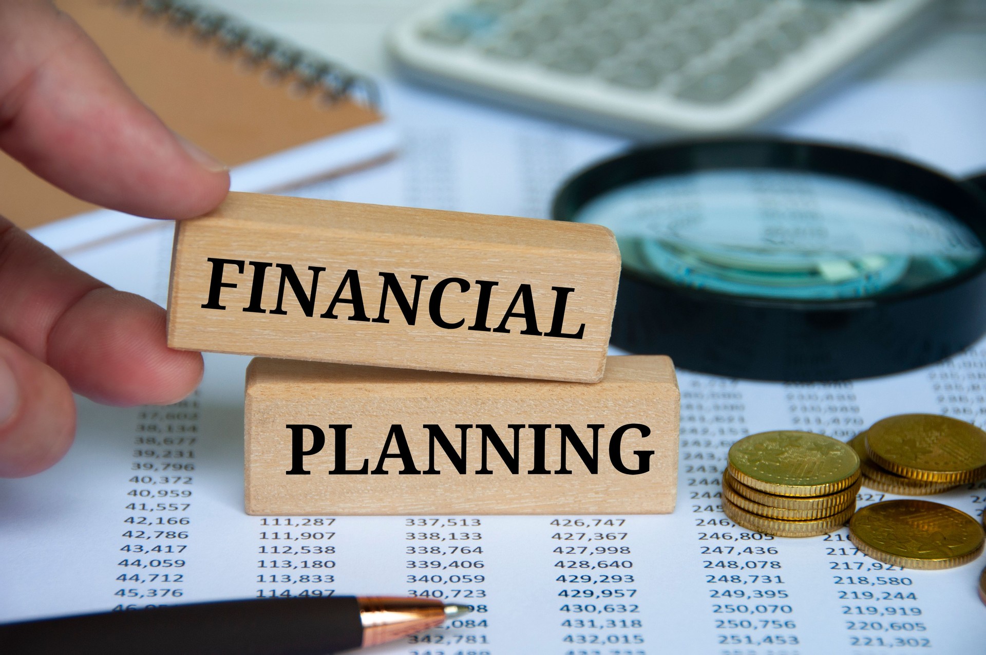 Texto de planificación financiera en bloques de madera con fondo de mesa de oficina. Concepto de planificación empresarial.